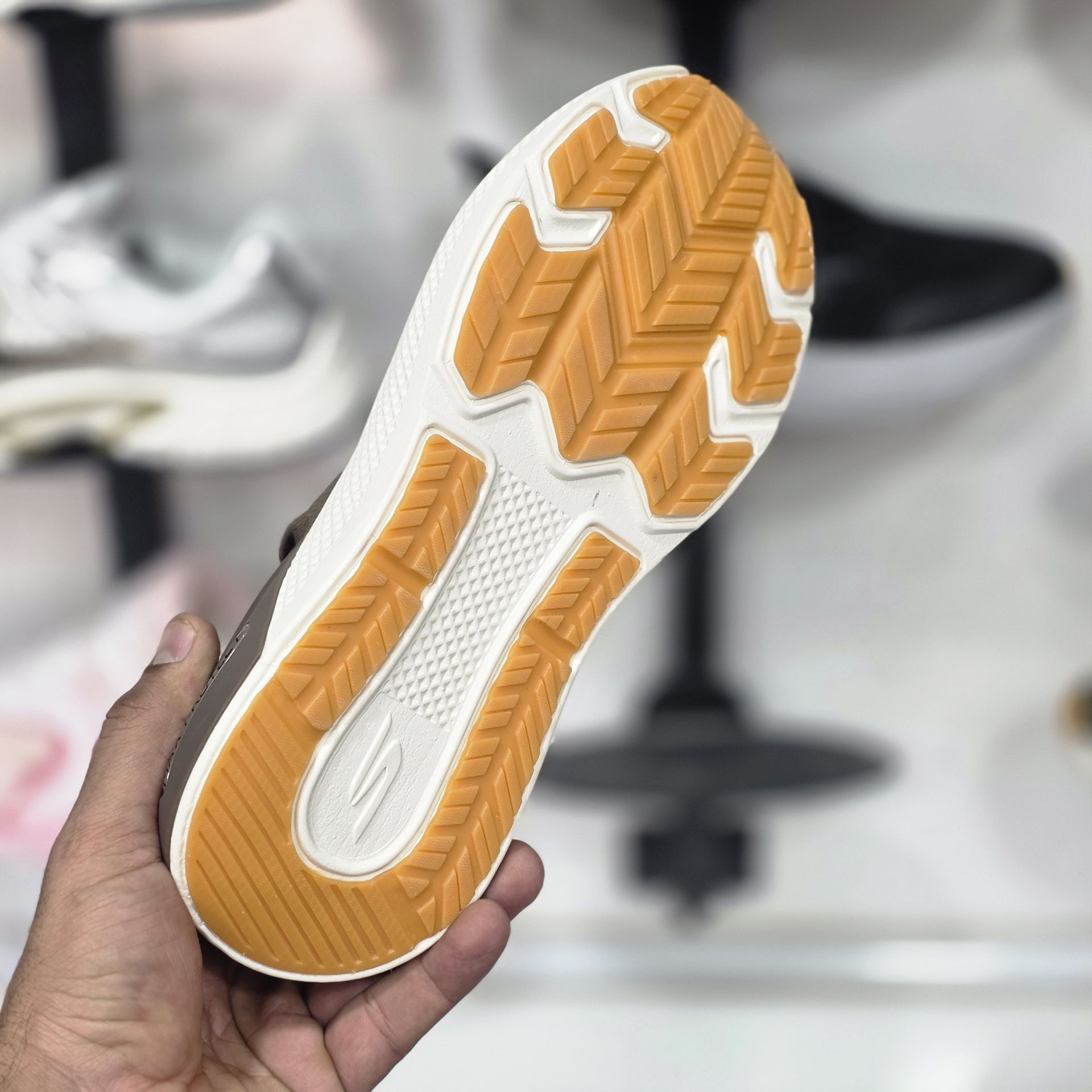 کتونی طبی اسکیچرز بدون بند/Skechers Slip Ins/سایز۴۰ الی ۴۵/ ساخت ویتنام/ضمانت کالا/فروش تک و عمده