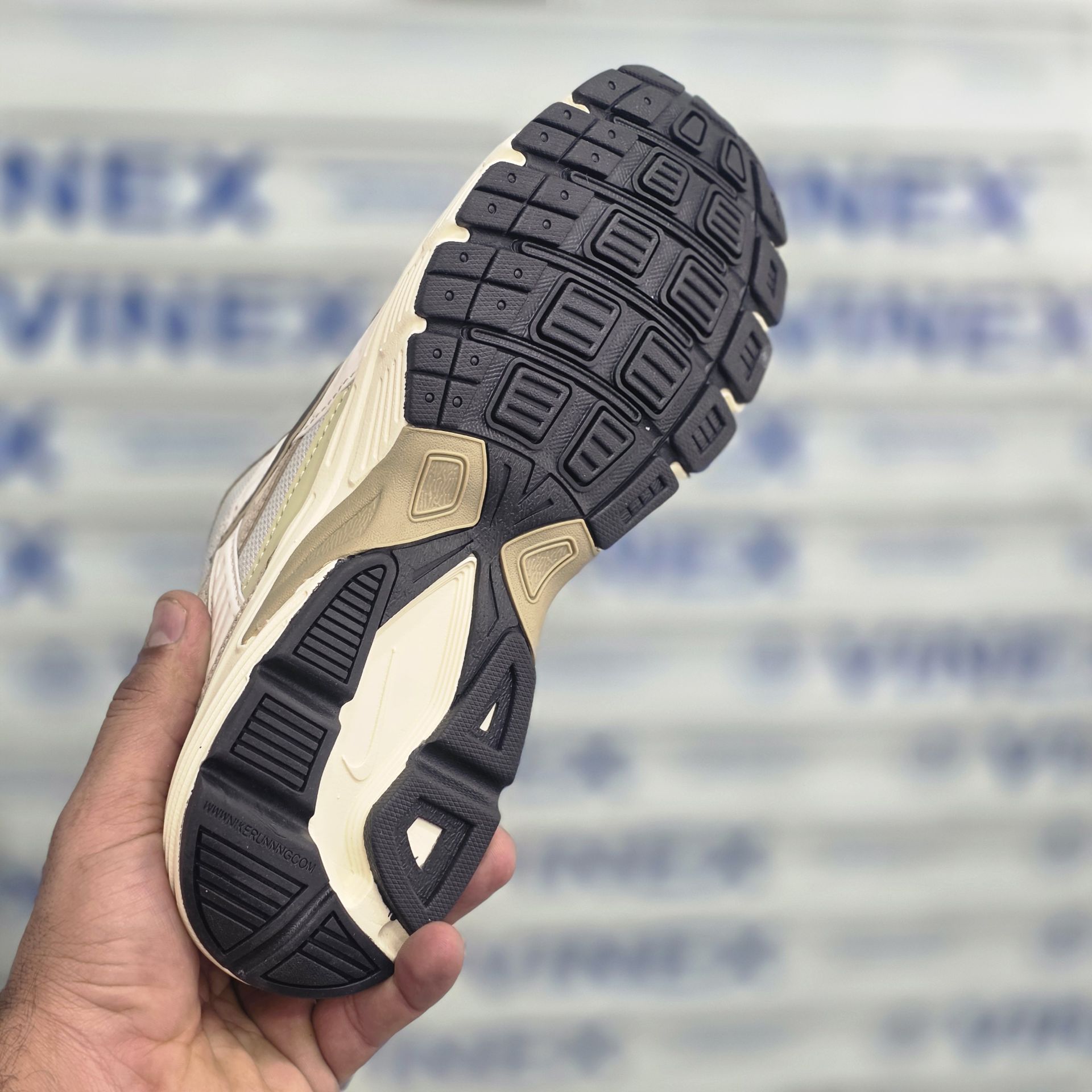 کتونی مسترکوالیتی نایک Initiator/ساخت ویتنام/سایز 38 الی 45/Nike Initiator/ضمانت کالا/فروش تک و عمده