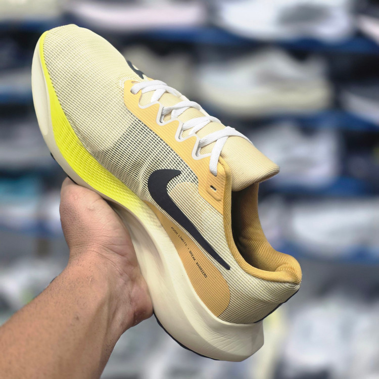 کتونی پیاده روی و رانینگ نایک زوم ایکس/Nike ZoomX/ ساخت ویتنام/سایز ۴۰ الی ۴۵/ضمانت کالا/فروش تک و عمده