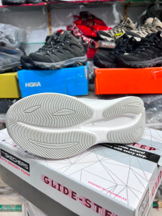 کتونی مسترکوالیتی اسکیچرز مکس کوشن/Skechers Max Cushioning/سایز 37 الی 40/ ساخت ویتنام/ ضمانت کالا