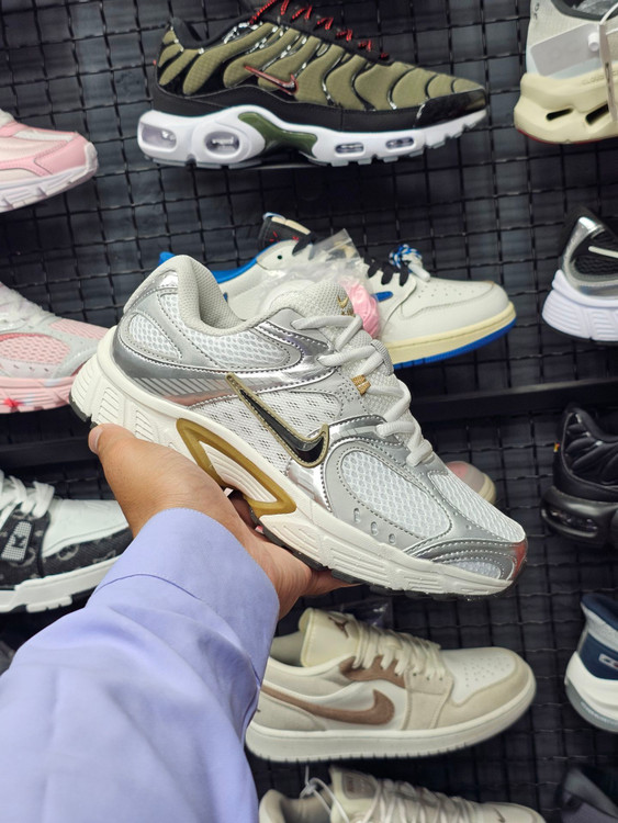 کتونی مسترکوالیتی نایک V5 RNR/ سایز 37 الی 40/ Nike V5 RNR/ضمانت کالا/فروش تک و عمده