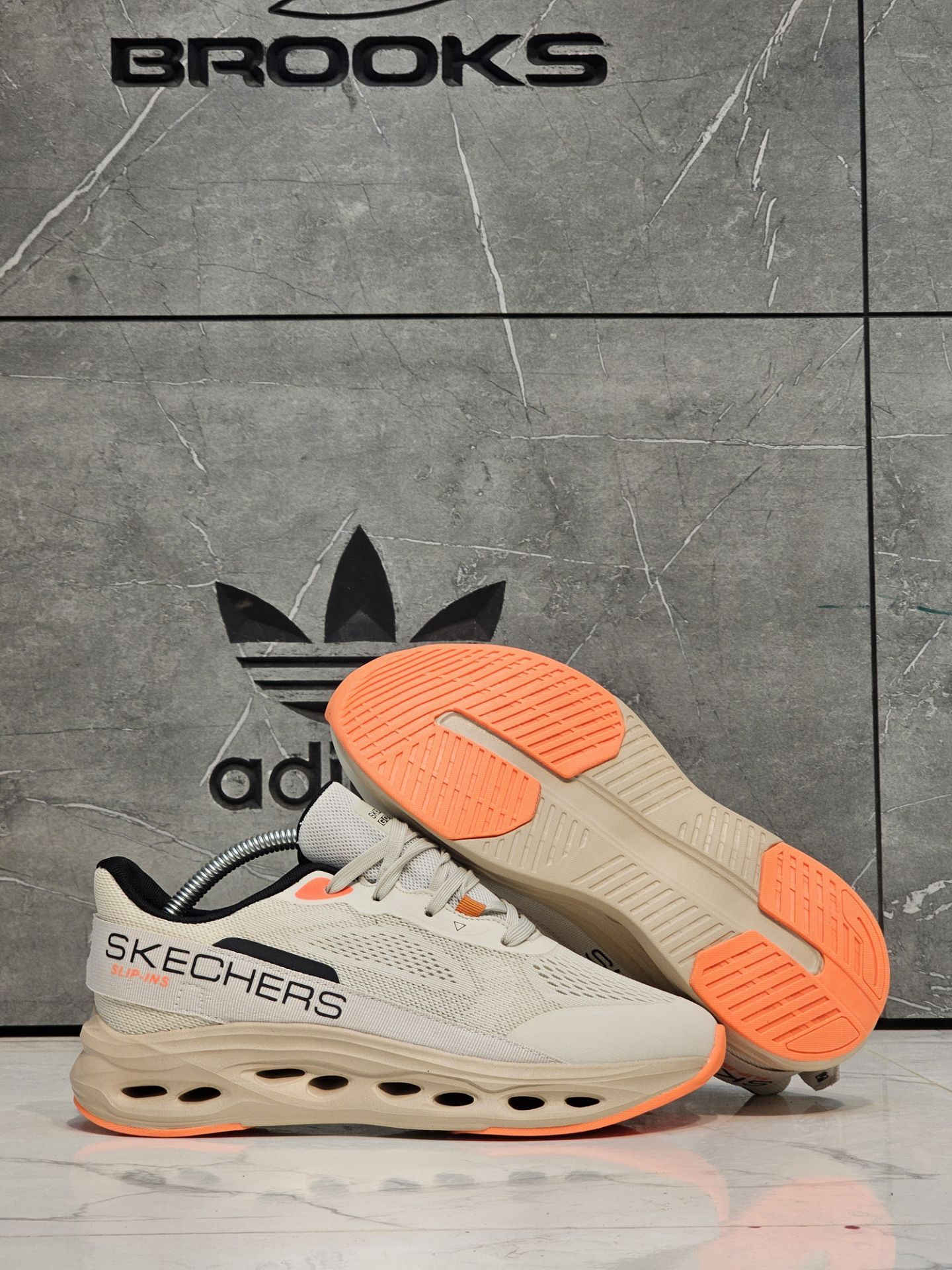 کتونی اسکیچرز اسلیپ/Skechers Slip Ins/سایز۴۰ الی ۴۵/ ساخت ویتنام/ضمانت کالا/فروش تک و عمده