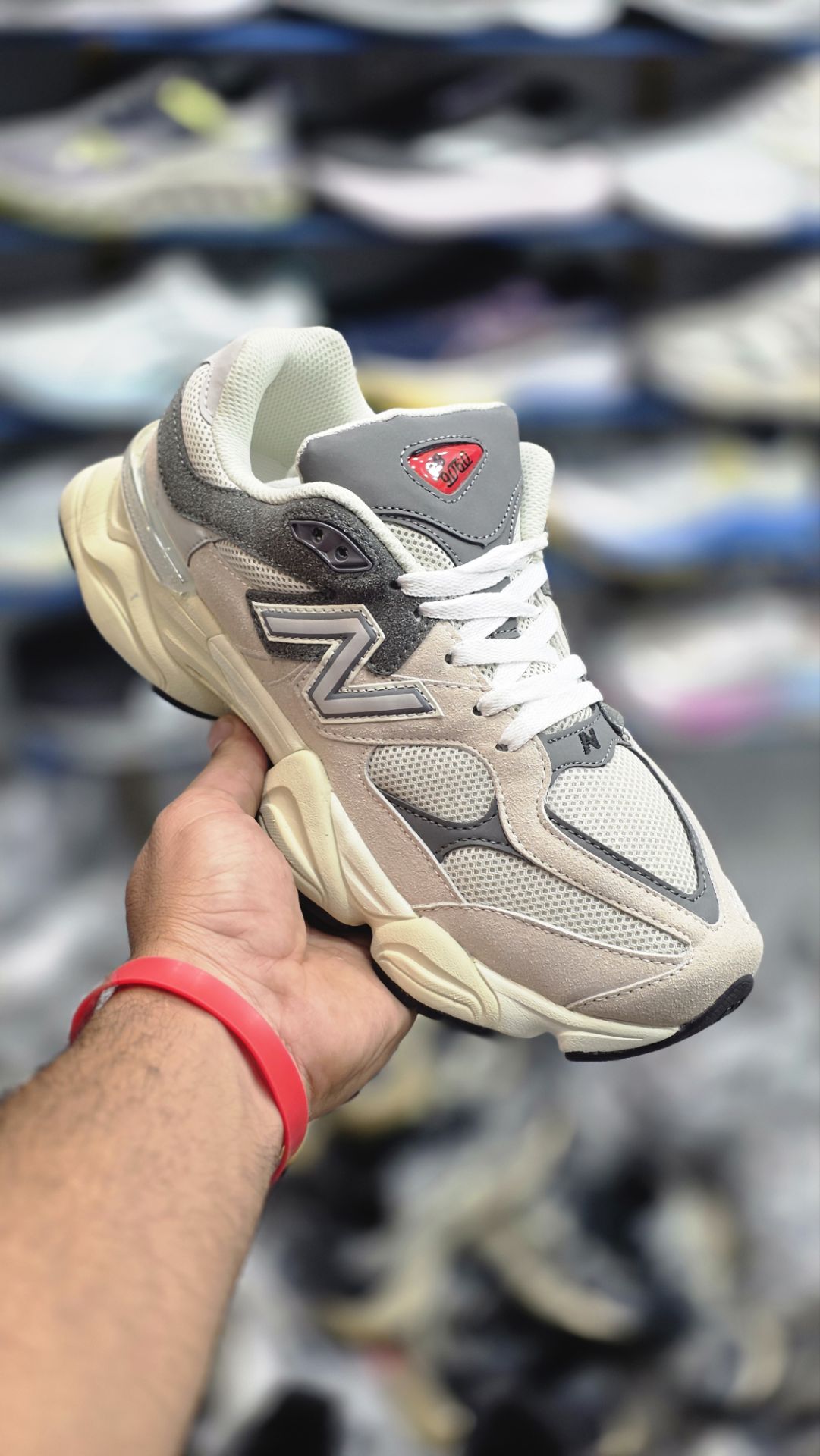 کتونی مسترکوالیتی نیوبالانس ۹۰۶۰/ساخت ویتنام/سایز 40 الی 45/ Newbalance 9060/ضمانت اصالت کالا/فروش به صورت تک و عمده
