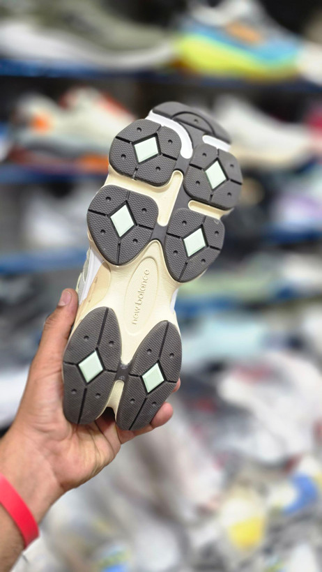 کتونی مسترکوالیتی نیوبالانس ۹۰۶۰/ساخت ویتنام/سایز 40 الی 45/ Newbalance 9060/ضمانت اصالت کالا/فروش به صورت تک و عمده