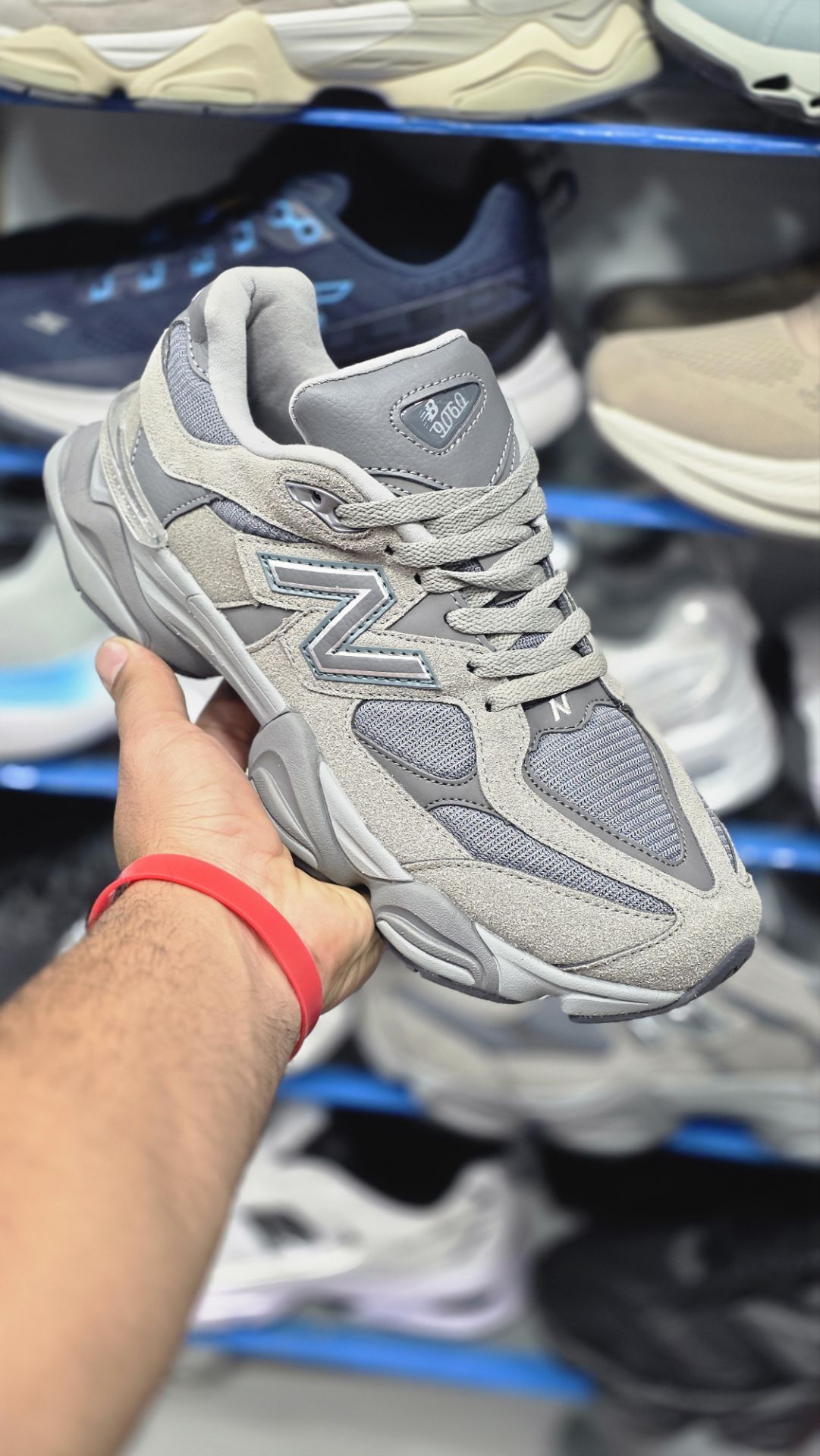 کتونی مسترکوالیتی نیوبالانس ۹۰۶۰/ساخت ویتنام/سایز 40 الی 45/ Newbalance 9060/ضمانت اصالت کالا/فروش به صورت تک و عمده