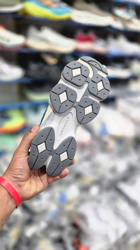 کتونی مسترکوالیتی نیوبالانس ۹۰۶۰/ساخت ویتنام/سایز 40 الی 45/ Newbalance 9060/ضمانت اصالت کالا/فروش به صورت تک و عمده