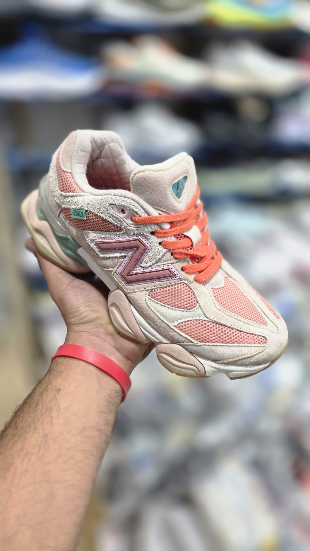 کتونی مسترکوالیتی نیوبالانس ۹۰۶۰/ساخت ویتنام/سایز 40 الی 45/ Newbalance 9060/ضمانت اصالت کالا/فروش به صورت تک و عمده