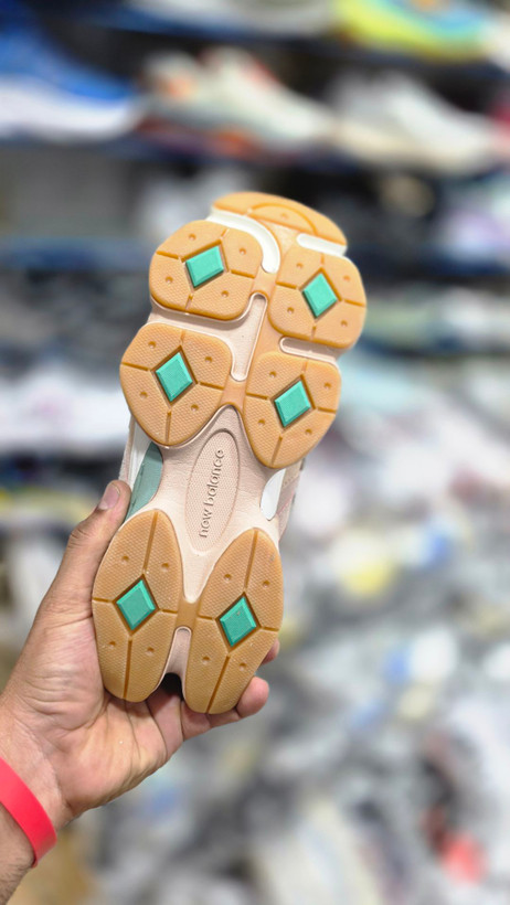 کتونی مسترکوالیتی نیوبالانس ۹۰۶۰/ساخت ویتنام/سایز 40 الی 45/ Newbalance 9060/ضمانت اصالت کالا/فروش به صورت تک و عمده