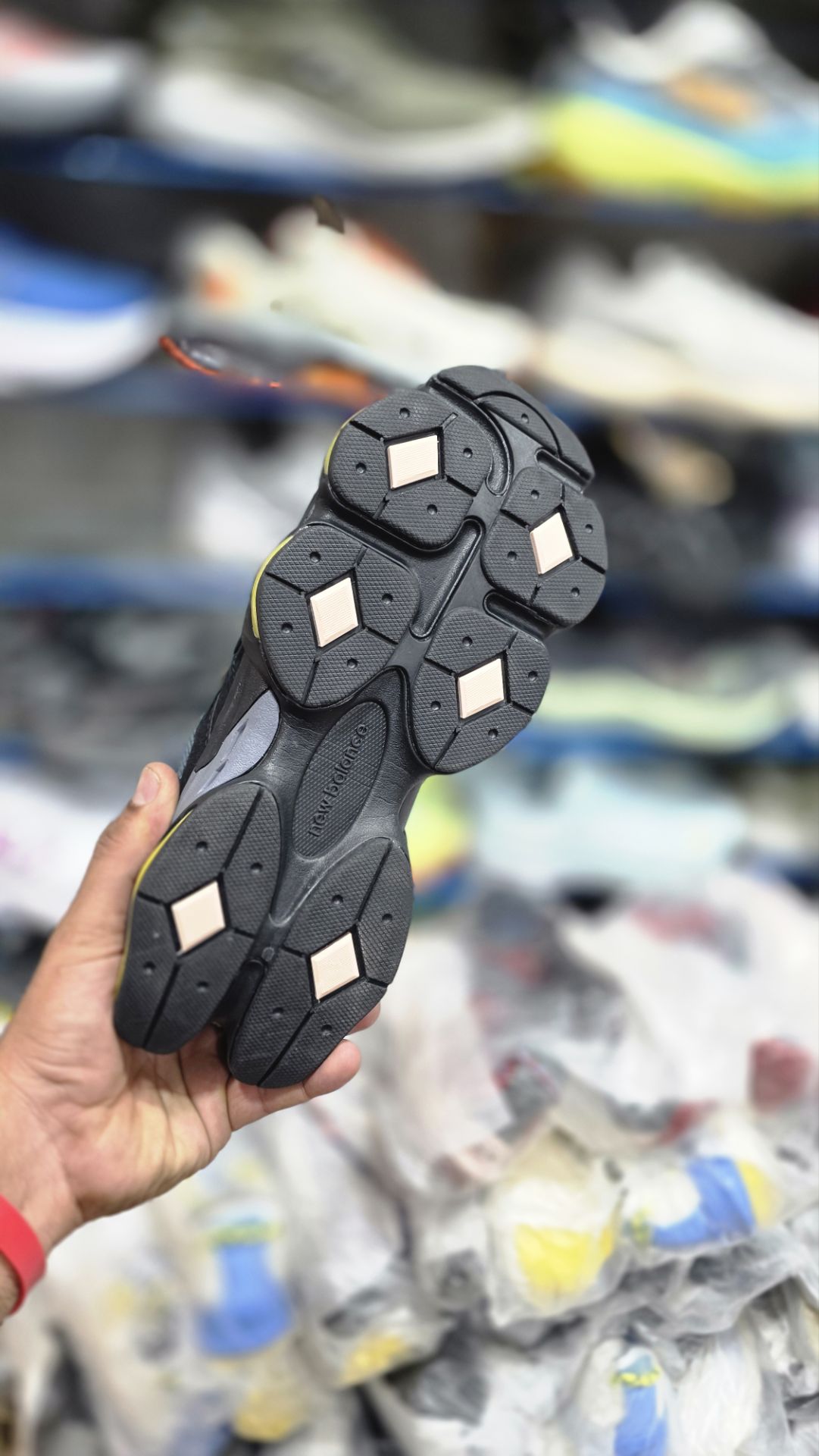 کتونی مسترکوالیتی نیوبالانس ۹۰۶۰/ساخت ویتنام/سایز 40 الی 45/ Newbalance 9060/ضمانت اصالت کالا/فروش به صورت تک و عمده