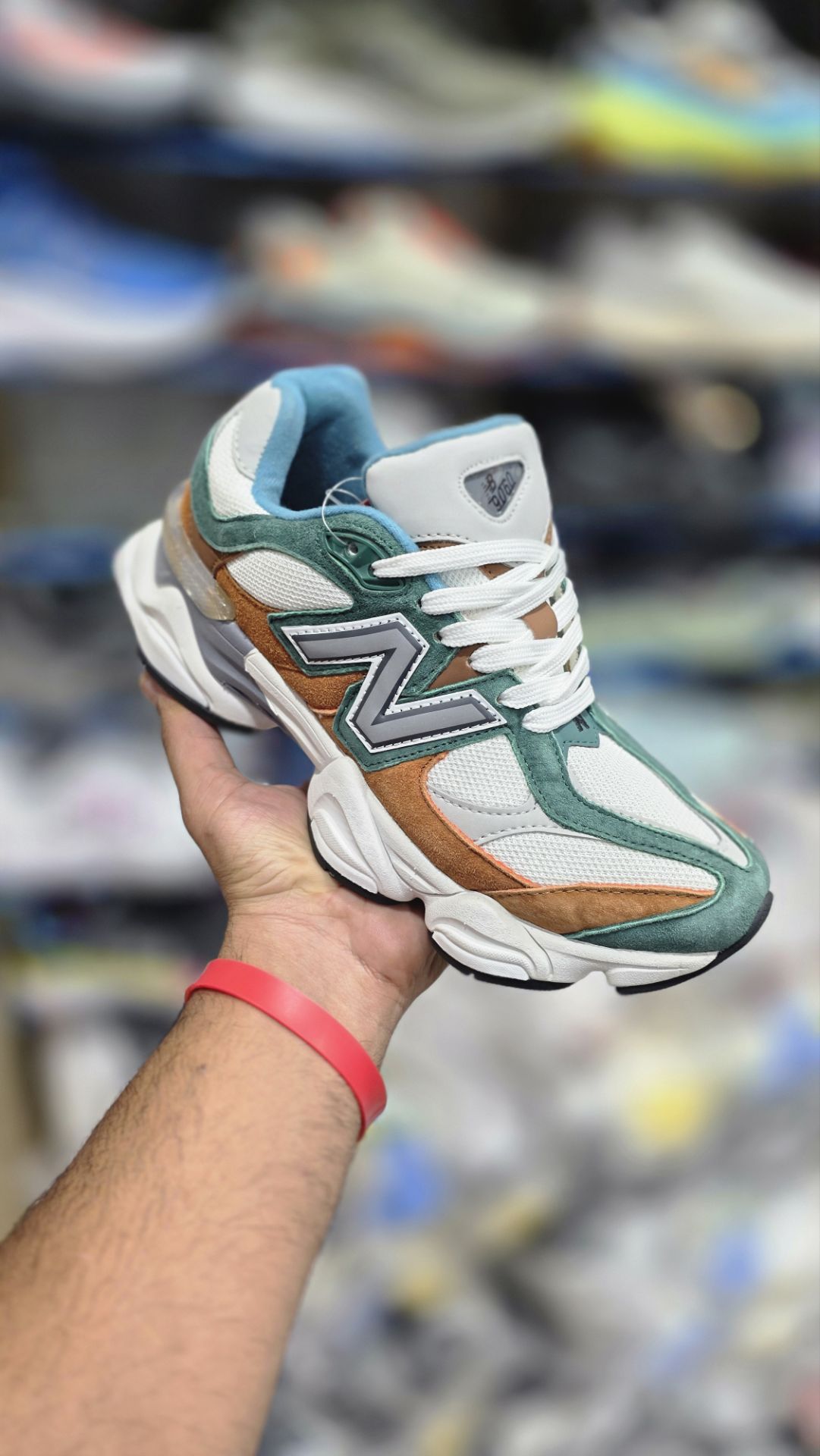 کتونی مسترکوالیتی نیوبالانس ۹۰۶۰/ساخت ویتنام/سایز 40 الی 45/ Newbalance 9060/ضمانت اصالت کالا/فروش به صورت تک و عمده