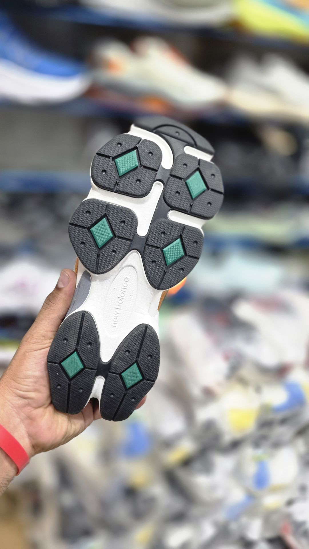کتونی مسترکوالیتی نیوبالانس ۹۰۶۰/ساخت ویتنام/سایز 40 الی 45/ Newbalance 9060/ضمانت اصالت کالا/فروش به صورت تک و عمده