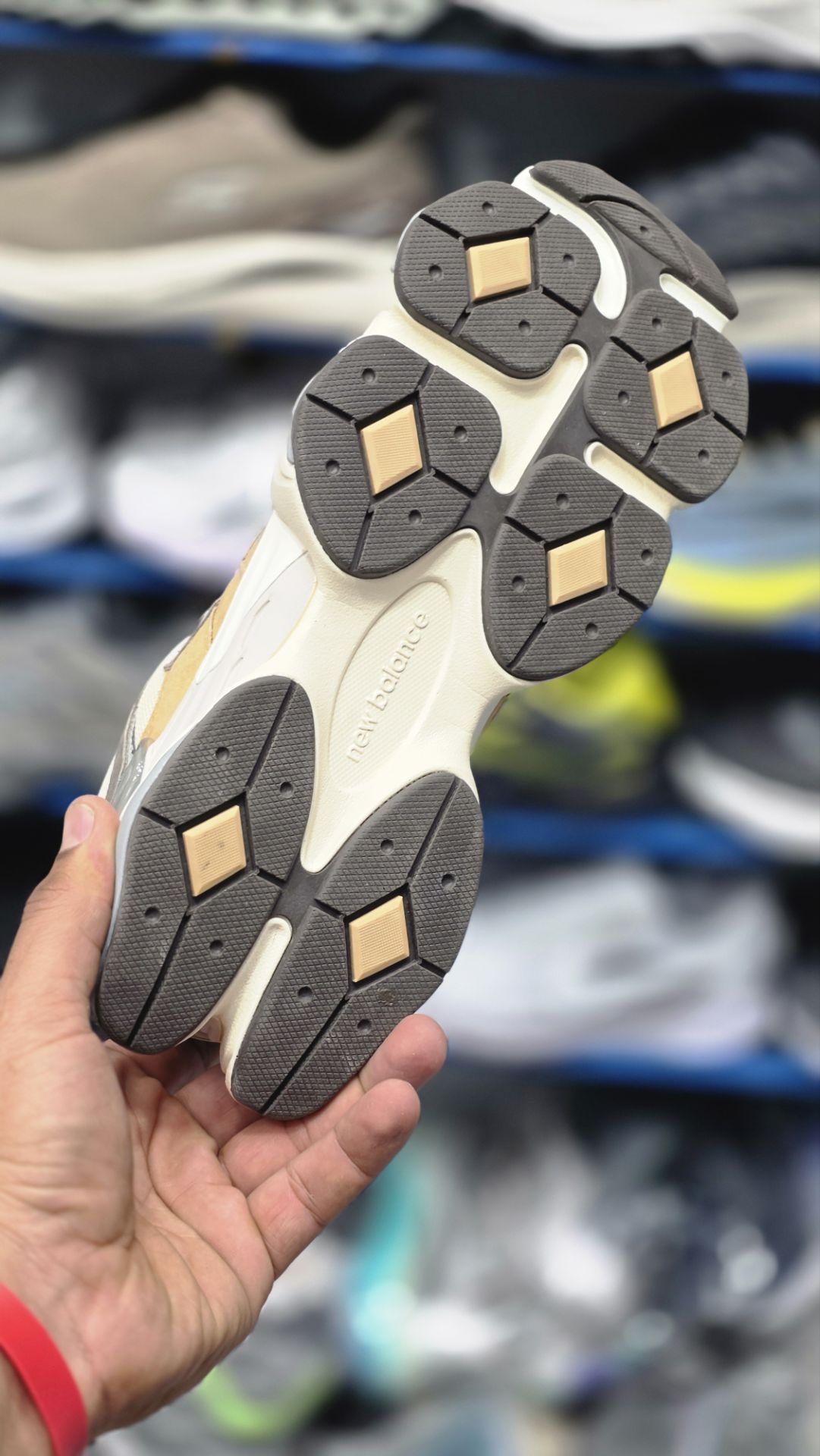 کتونی مسترکوالیتی نیوبالانس ۹۰۶۰/ساخت ویتنام/سایز 44 الی 45/ Newbalance 9060/ضمانت اصالت کالا/فروش به صورت تک و عمده