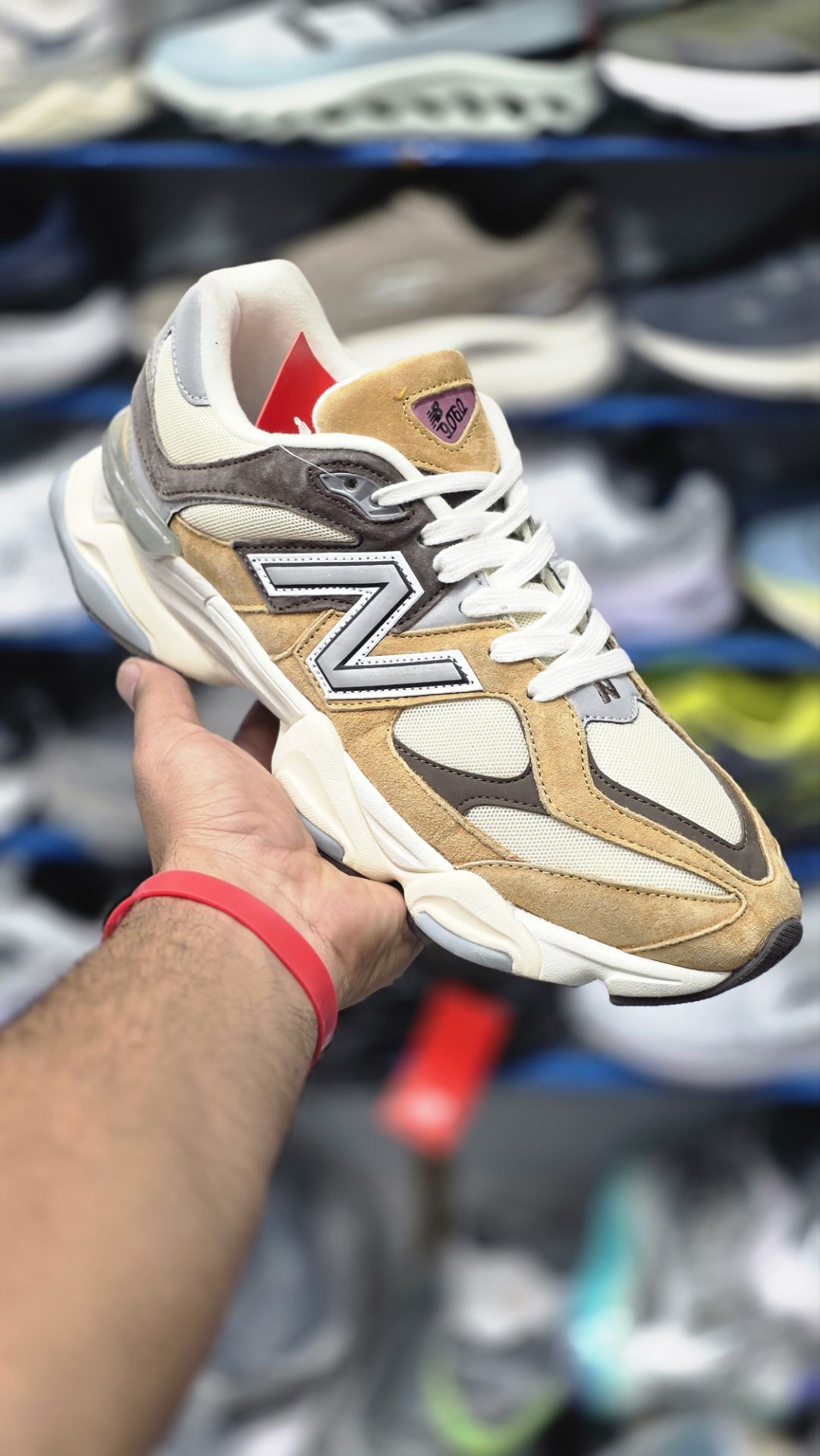 کتونی مسترکوالیتی نیوبالانس ۹۰۶۰/ساخت ویتنام/سایز 44 الی 45/ Newbalance 9060/ضمانت اصالت کالا/فروش به صورت تک و عمده