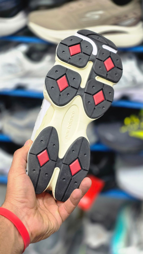 کتونی مسترکوالیتی نیوبالانس ۹۰۶۰/ساخت ویتنام/سایز 44 الی 45/ Newbalance 9060/ضمانت اصالت کالا/فروش به صورت تک و عمده