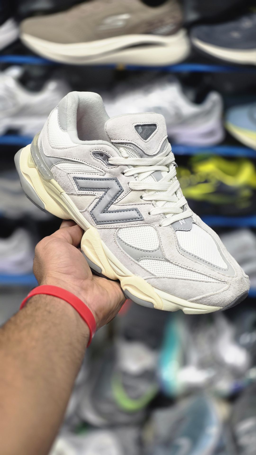 کتونی مسترکوالیتی نیوبالانس ۹۰۶۰/ساخت ویتنام/سایز 44 الی 45/ Newbalance 9060/ضمانت اصالت کالا/فروش به صورت تک و عمده