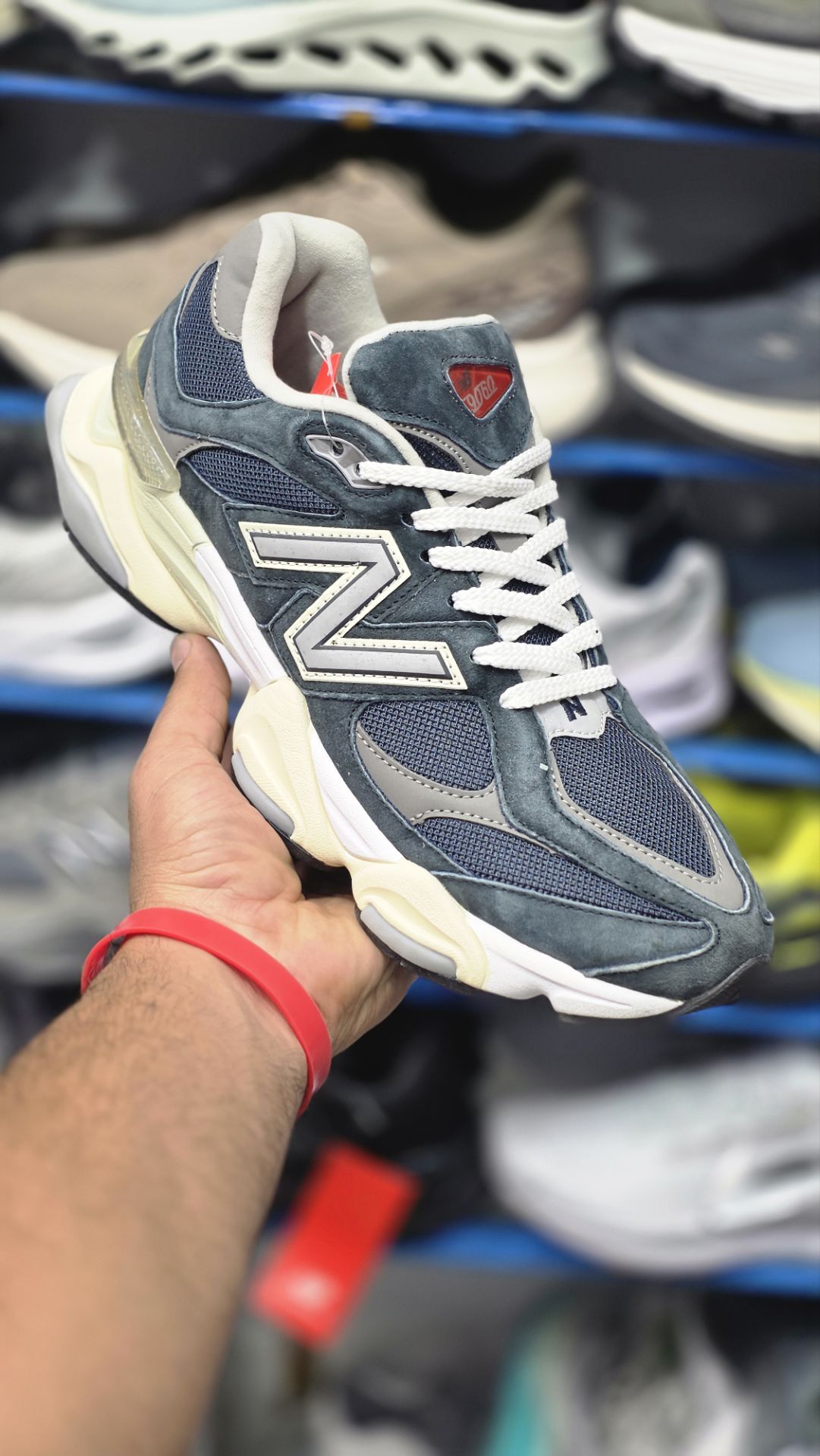 کتونی مسترکوالیتی نیوبالانس ۹۰۶۰/ساخت ویتنام/سایز 44 الی 45/ Newbalance 9060/ضمانت اصالت کالا/فروش به صورت تک و عمده