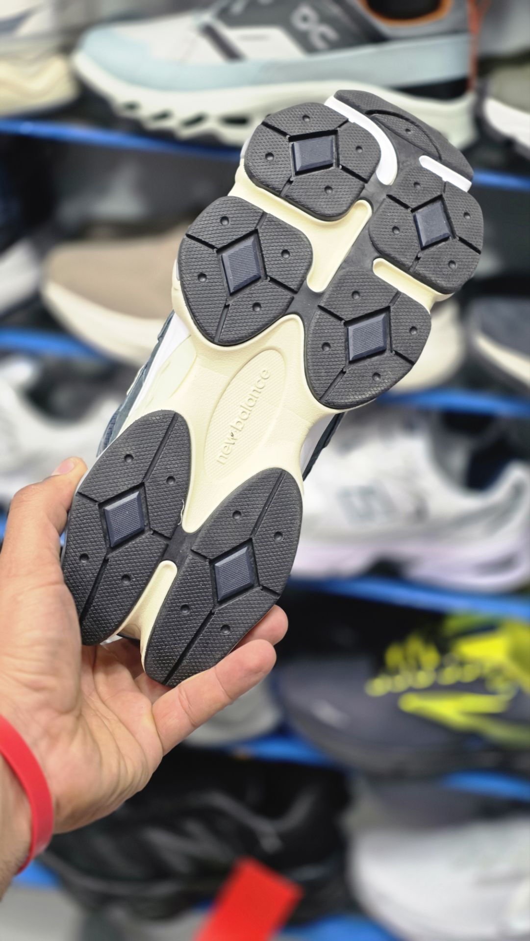 کتونی مسترکوالیتی نیوبالانس ۹۰۶۰/ساخت ویتنام/سایز 44 الی 45/ Newbalance 9060/ضمانت اصالت کالا/فروش به صورت تک و عمده