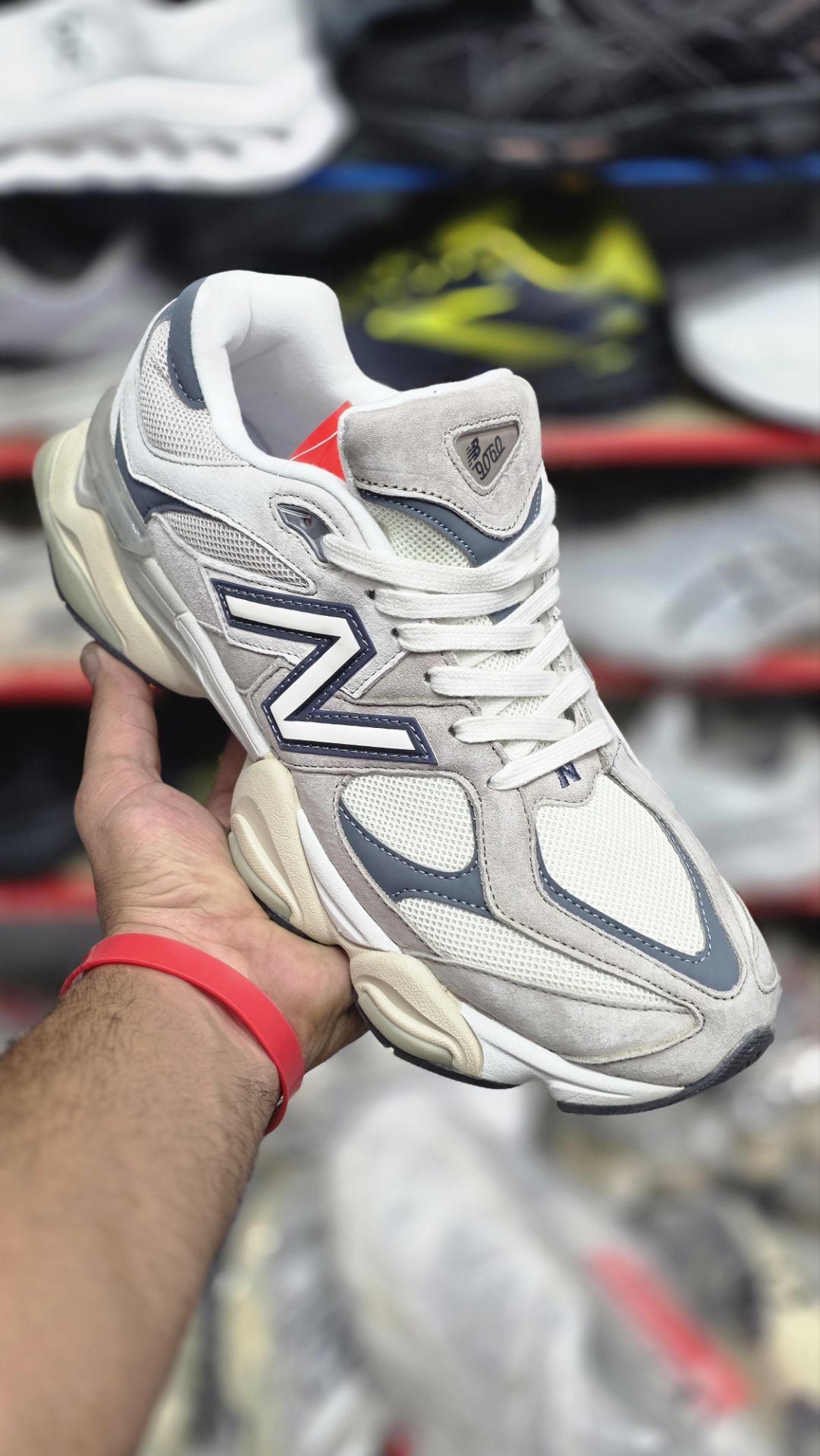 کتونی مسترکوالیتی نیوبالانس ۹۰۶۰/ساخت ویتنام/سایز 44 الی 45/ Newbalance 9060/ضمانت اصالت کالا/فروش به صورت تک و عمده