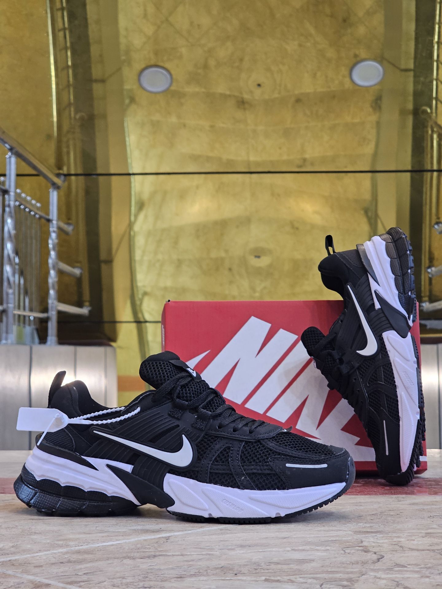 کتونی نایک وی تو کی/سایز ۳۷ الی ۴۵/ساخت ویتنام/Nike V2k Run/ضمانت کالا/فروش تک و عمده