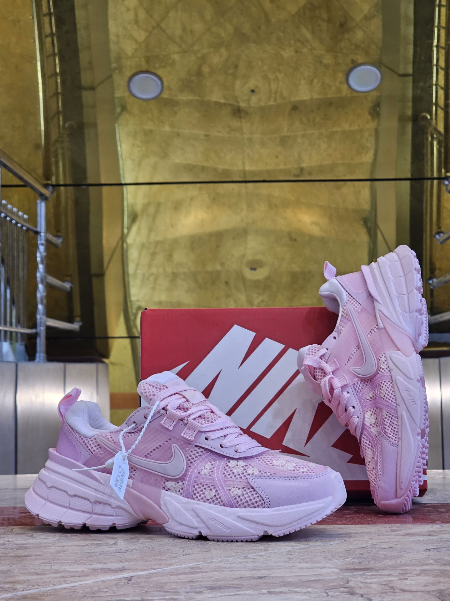 کتونی نایک وی تو کی/سایز ۳۷ الی ۴0/ساخت ویتنام/Nike V2k Run/ضمانت کالا/فروش تک و عمده