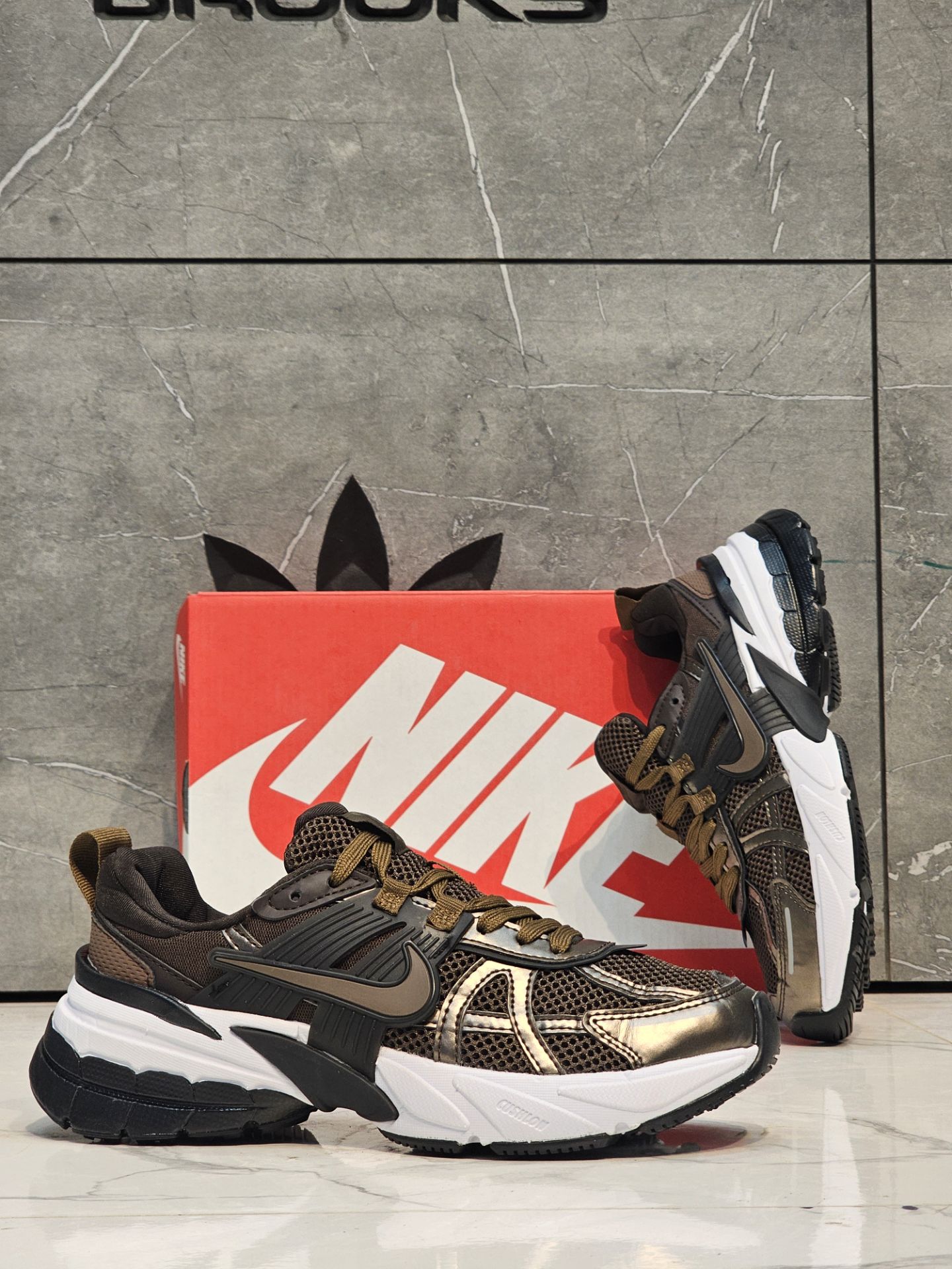 کتونی نایک وی تو کی/سایز ۳۷ الی ۴۵/ساخت ویتنام/Nike V2k Run/ضمانت کالا/فروش تک و عمده