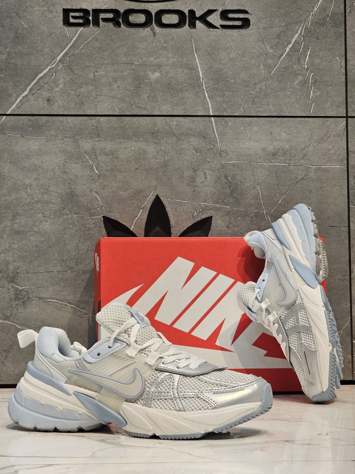 کتونی نایک وی تو کی/سایز ۳۷ الی ۴۵/ساخت ویتنام/Nike V2k Run/ضمانت کالا/فروش تک و عمده