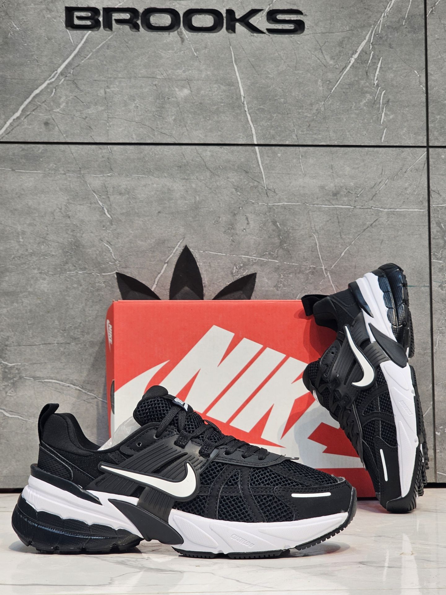 کتونی نایک وی تو کی/سایز ۳۷ الی ۴۵/ساخت ویتنام/Nike V2k Run/ضمانت کالا/فروش تک و عمده