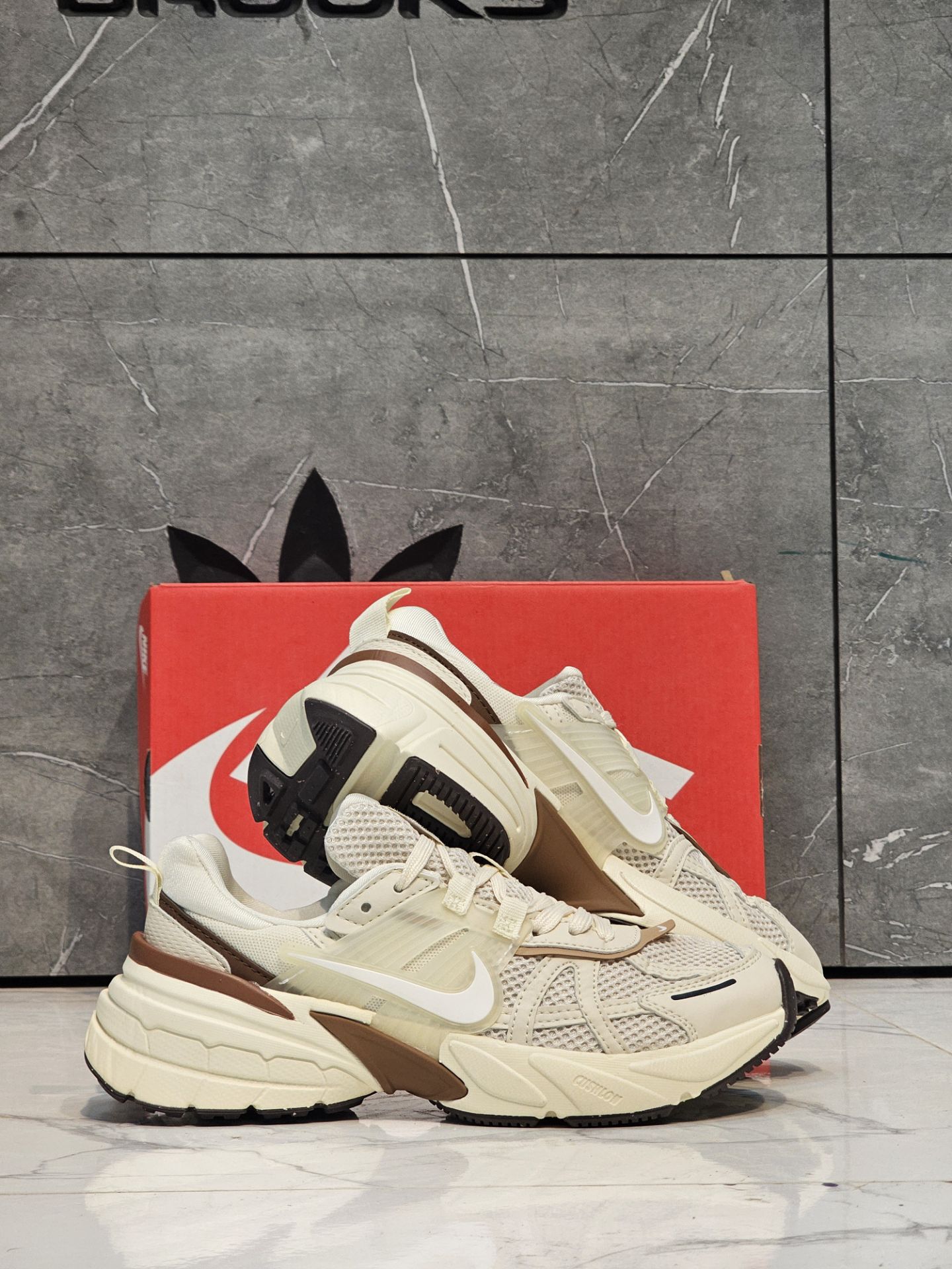 کتونی نایک وی تو کی/سایز ۳۷ الی ۴۵/ساخت ویتنام/Nike V2k Run/ضمانت کالا/فروش تک و عمده