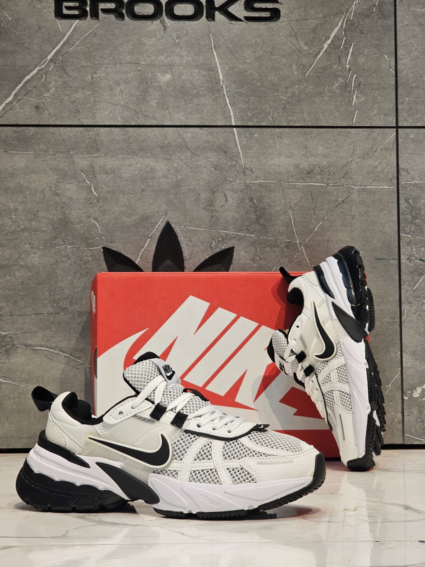 کتونی نایک وی تو کی/سایز ۳۷ الی ۴۵/ساخت ویتنام/Nike V2k Run/ضمانت کالا/فروش تک و عمده