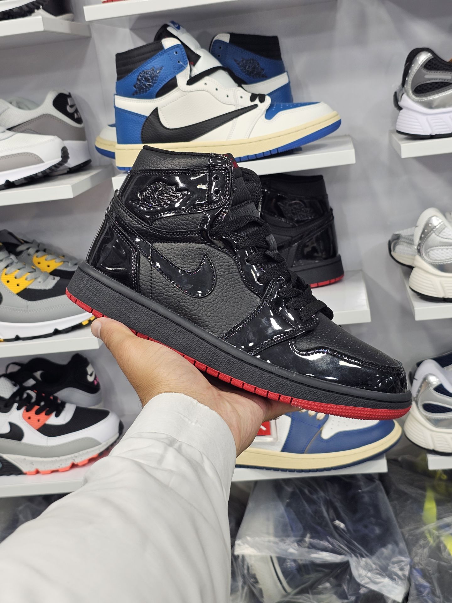 کتونی مردانه نایک ایر جردن وان/ساخت ویتنام/سایز 38 تا ۴۵/ضمانت کالا/فروش تک و عمده/ Nike Air Jordan 1 Vietnam