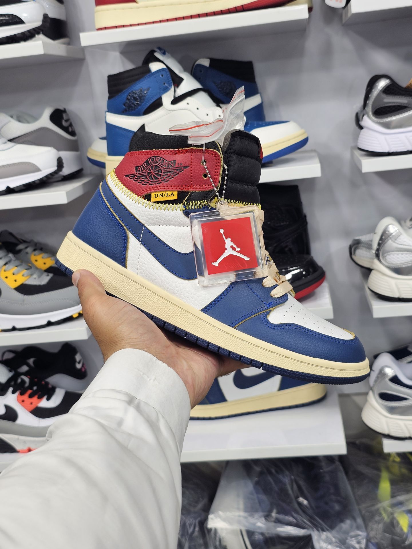 کتونی مردانه نایک ایر جردن وان/ساخت ویتنام/سایز 38 تا ۴۵/ضمانت کالا/فروش تک و عمده/ Nike Air Jordan 1 Vietnam