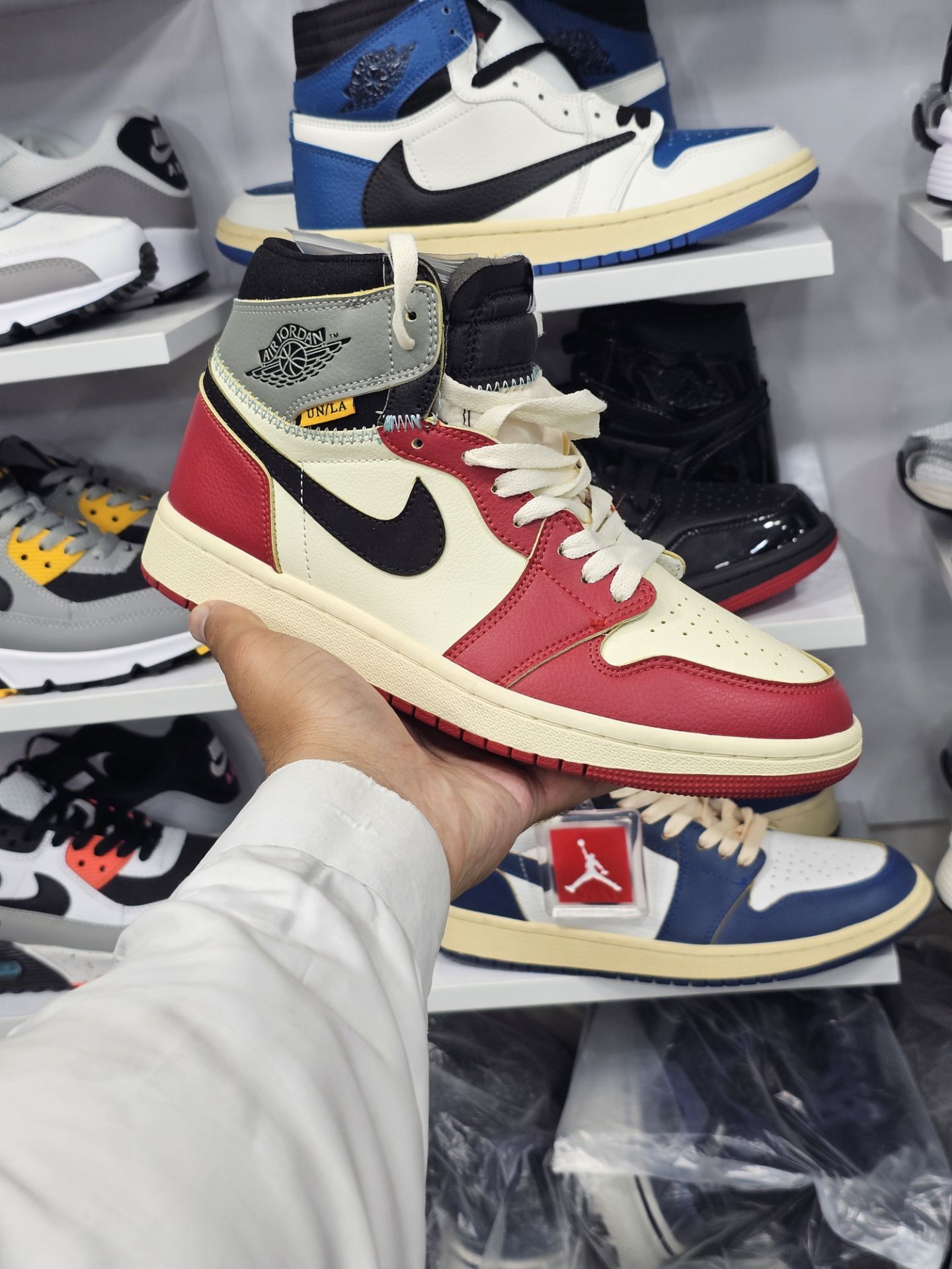 کتونی مردانه نایک ایر جردن وان/ساخت ویتنام/سایز 38 تا ۴۵/ضمانت کالا/فروش تک و عمده/ Nike Air Jordan 1 Vietnam