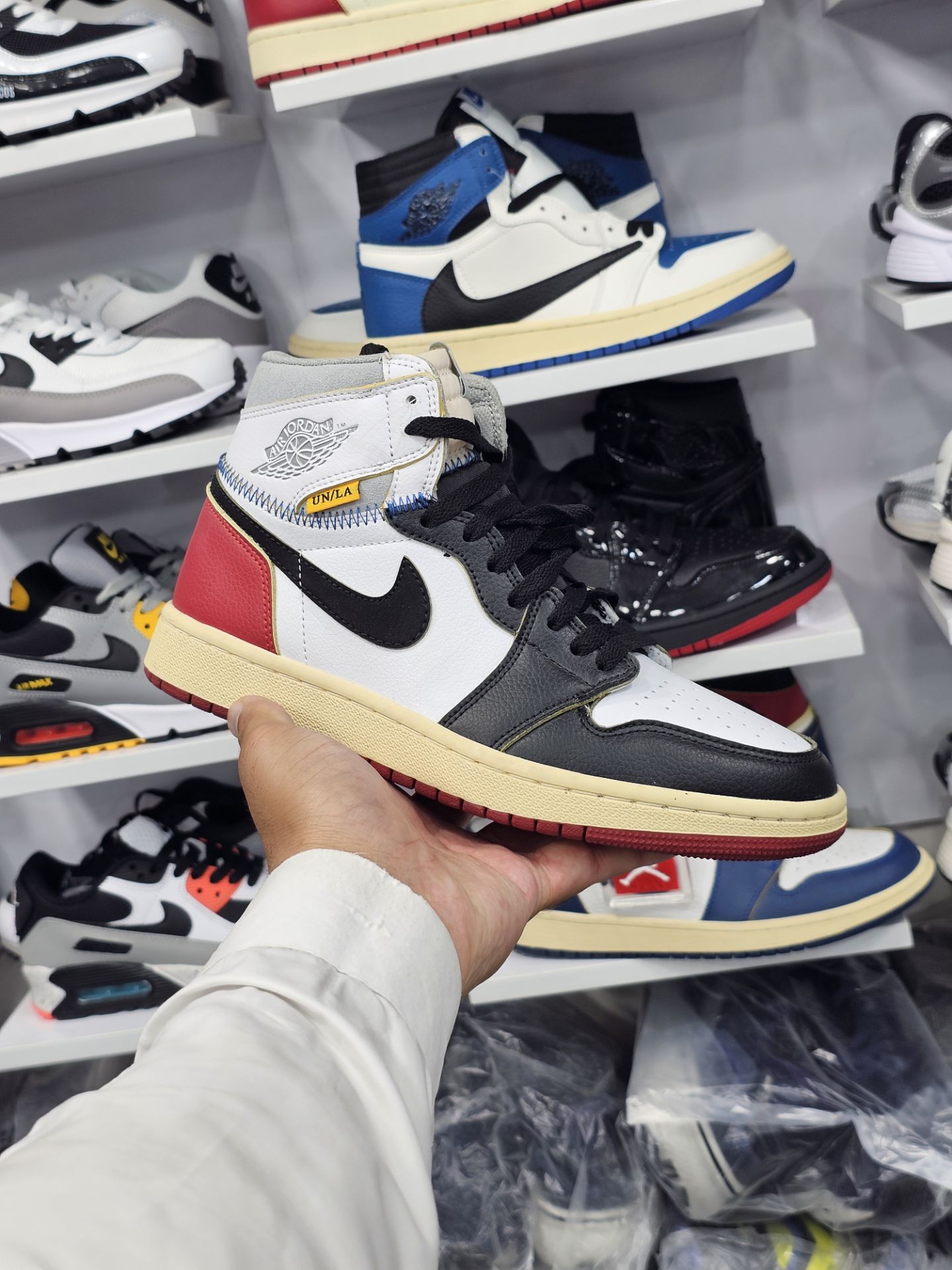 کتونی مردانه نایک ایر جردن وان/ساخت ویتنام/سایز 38 تا ۴۵/ضمانت کالا/فروش تک و عمده/ Nike Air Jordan 1 Vietnam