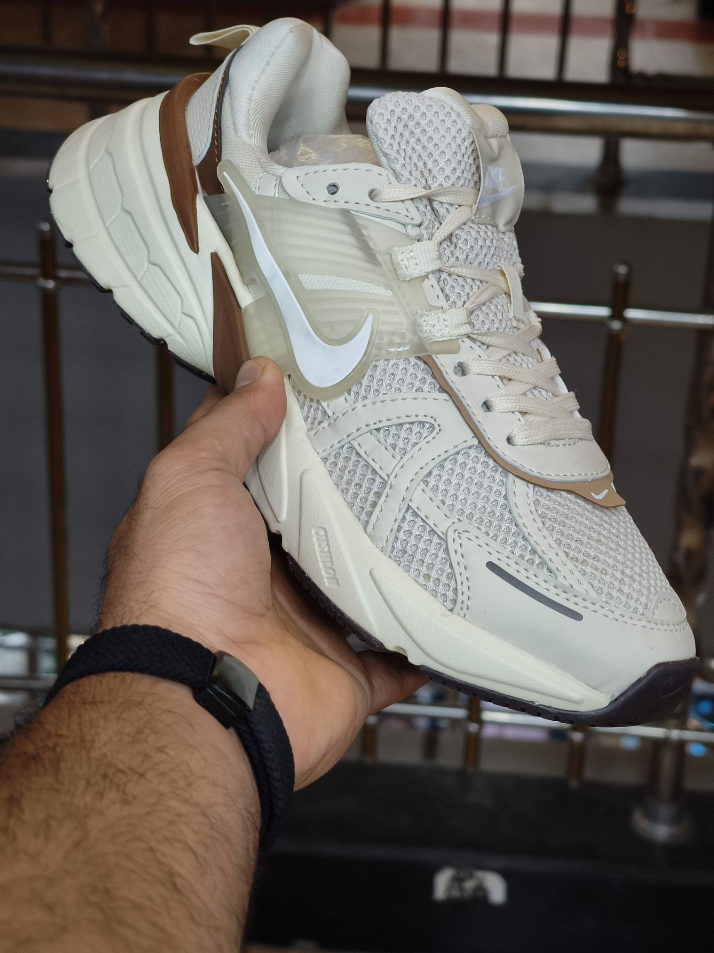 کتونی نایک وی تو کی/سایز ۳۷ الی ۴۵/ساخت ویتنام/Nike V2k Run/ضمانت کالا/فروش تک و عمده