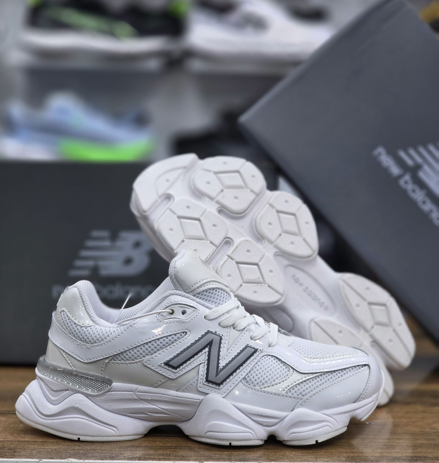 کتونی مسترکوالیتی نیوبالانس ۹۰۶۰/ساخت ویتنام/سایز 40 الی 45/ Newbalance 9060/ضمانت اصالت کالا/فروش به صورت تک و عمده