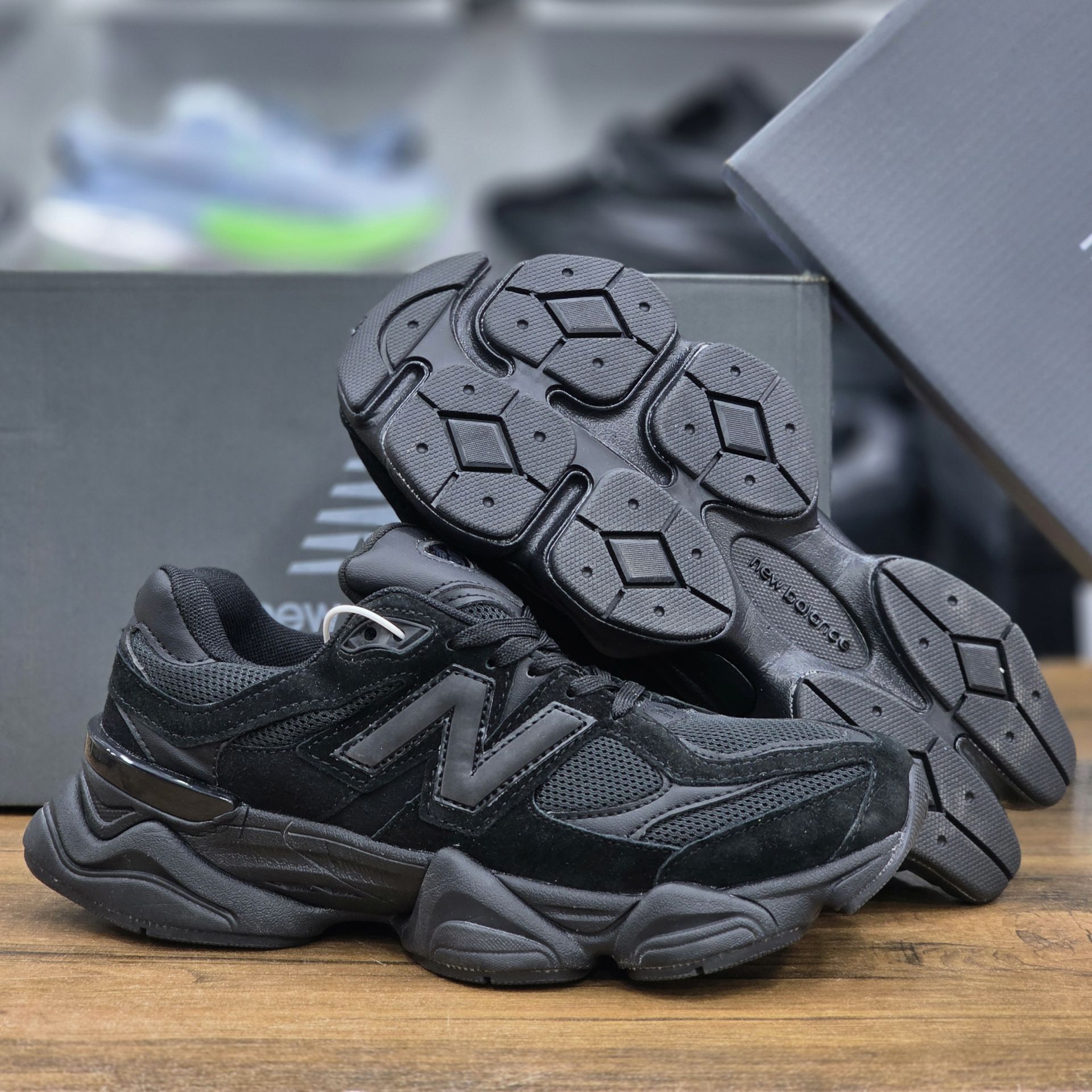 کتونی مسترکوالیتی نیوبالانس ۹۰۶۰/ساخت ویتنام/سایز 40 الی 45/ Newbalance 9060/ضمانت اصالت کالا/فروش به صورت تک و عمده