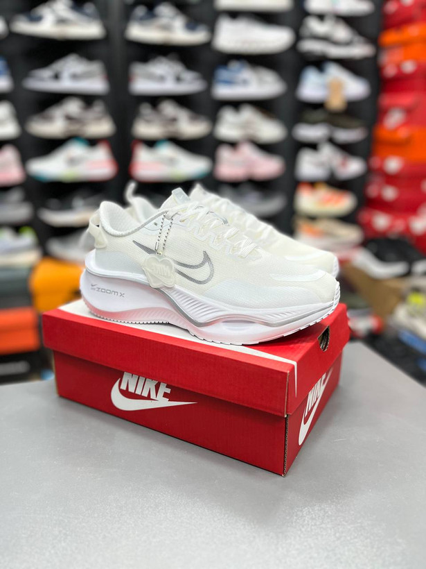 کتونی نایک زوم ایکس لبخندی /سایز ۳۷ الی ۴۰ /ساخت ویتنام / Nike ZoomX Vietnam /ضمانت کالا /فروش تک و عمده