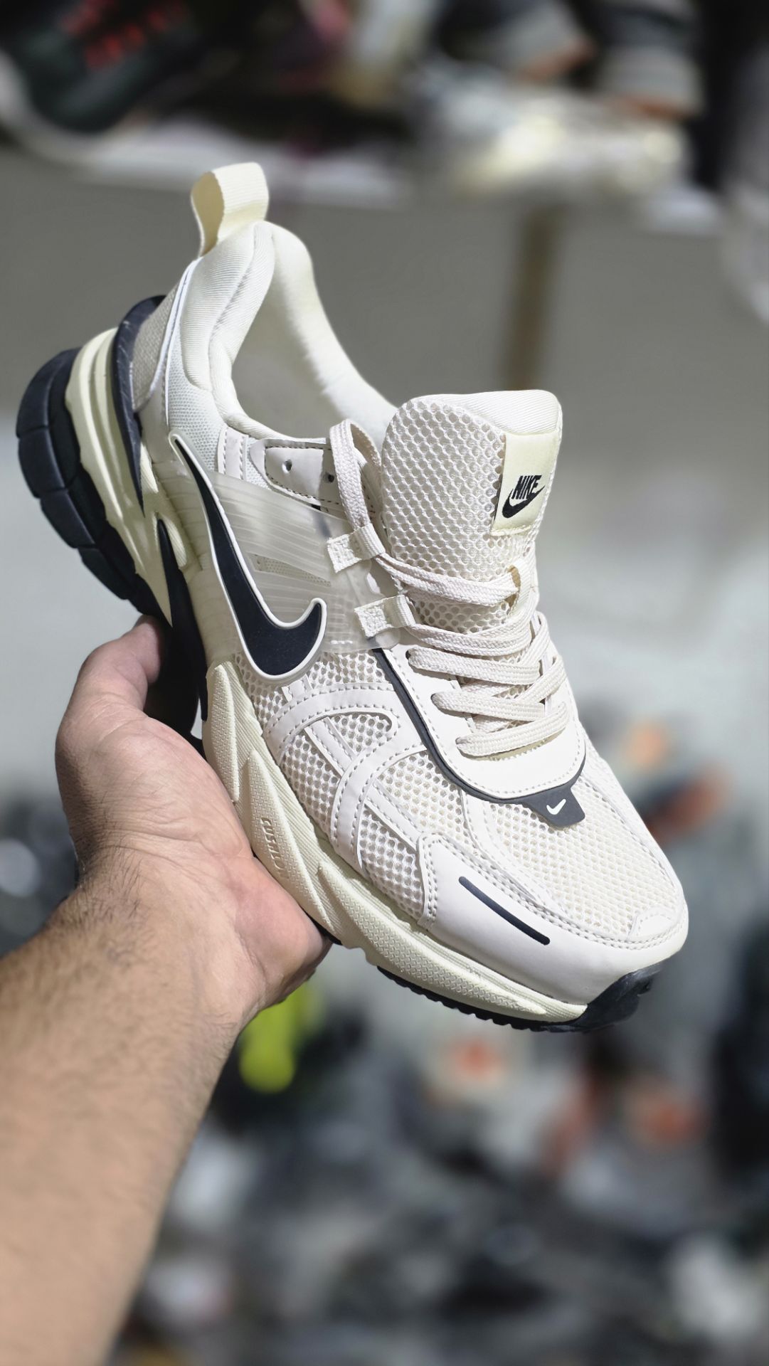 کتونی نایک وی تو کی/سایز ۴۴/ساخت ویتنام/Nike V2k Run/ضمانت کالا/فروش تک و عمده