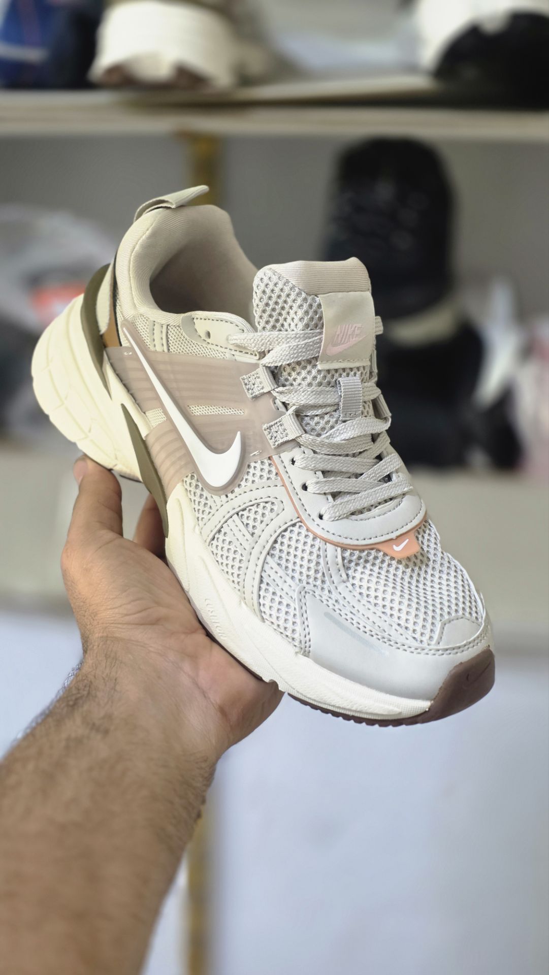 کتونی نایک وی تو کی/سایز 40/ساخت ویتنام/Nike V2k Run/ضمانت کالا/فروش تک و عمده