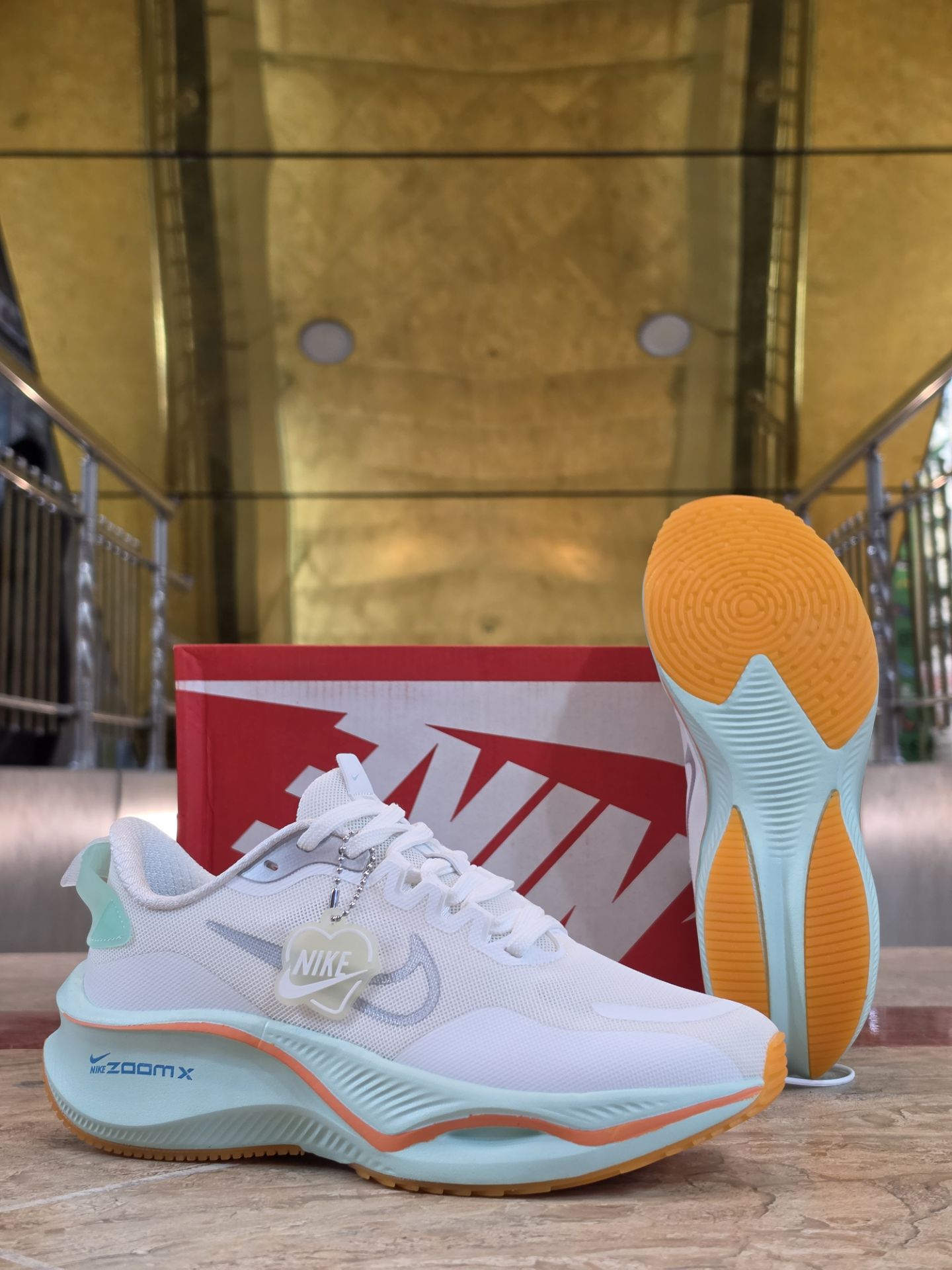 کتونی نایک زوم ایکس لبخندی /سایز ۳۷ الی ۴۰ /ساخت ویتنام / Nike ZoomX Vietnam /ضمانت کالا /فروش تک و عمده
