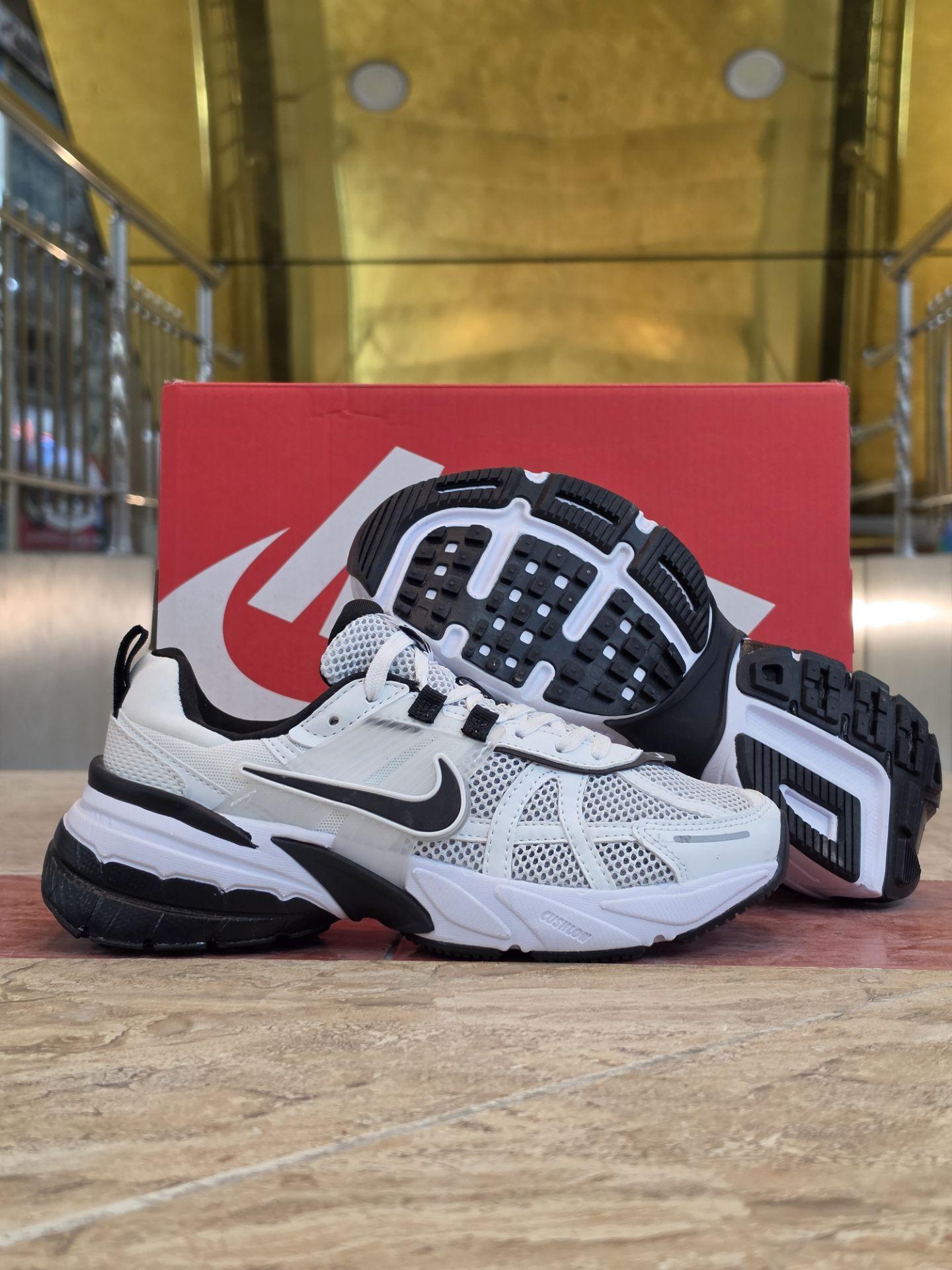 کتونی نایک وی تو کی مسترکوالیتی /سایز ۳8 الی ۴۵ /ساخت ویتنام /Nike V2k Run /ضمانت کالا /فروش تک و عمده