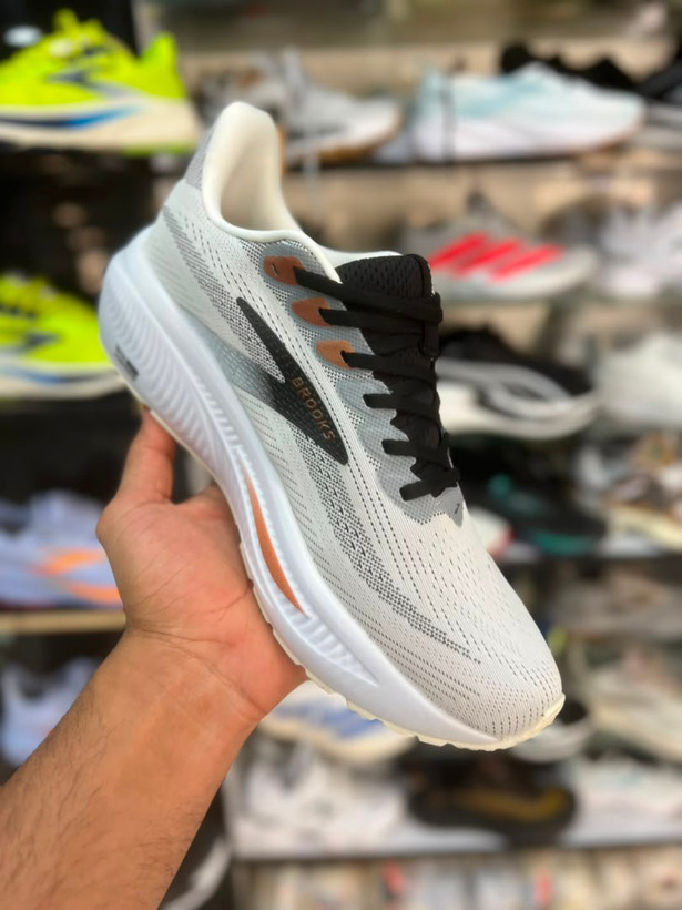 کتونی بروکس گاست ۱۷ مسترکوالیتی /سایز ۴۰ الی 45 /ساخت ویتنام /Brooks Ghost 1۷ /ضمانت کالا /فروش تک و عمده