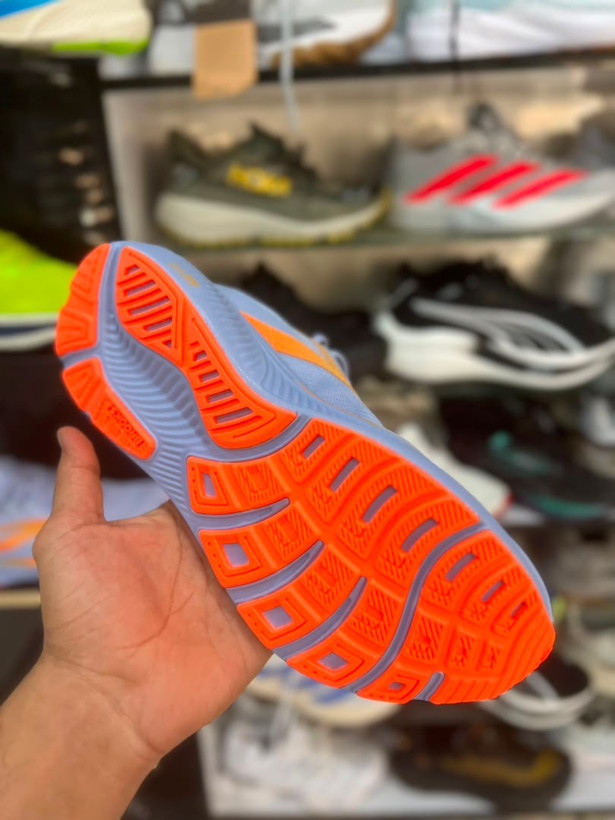 کتونی بروکس گاست ۱۷ مسترکوالیتی /سایز ۴۰ الی 45 /ساخت ویتنام /Brooks Ghost 1۷ /ضمانت کالا /فروش تک و عمده