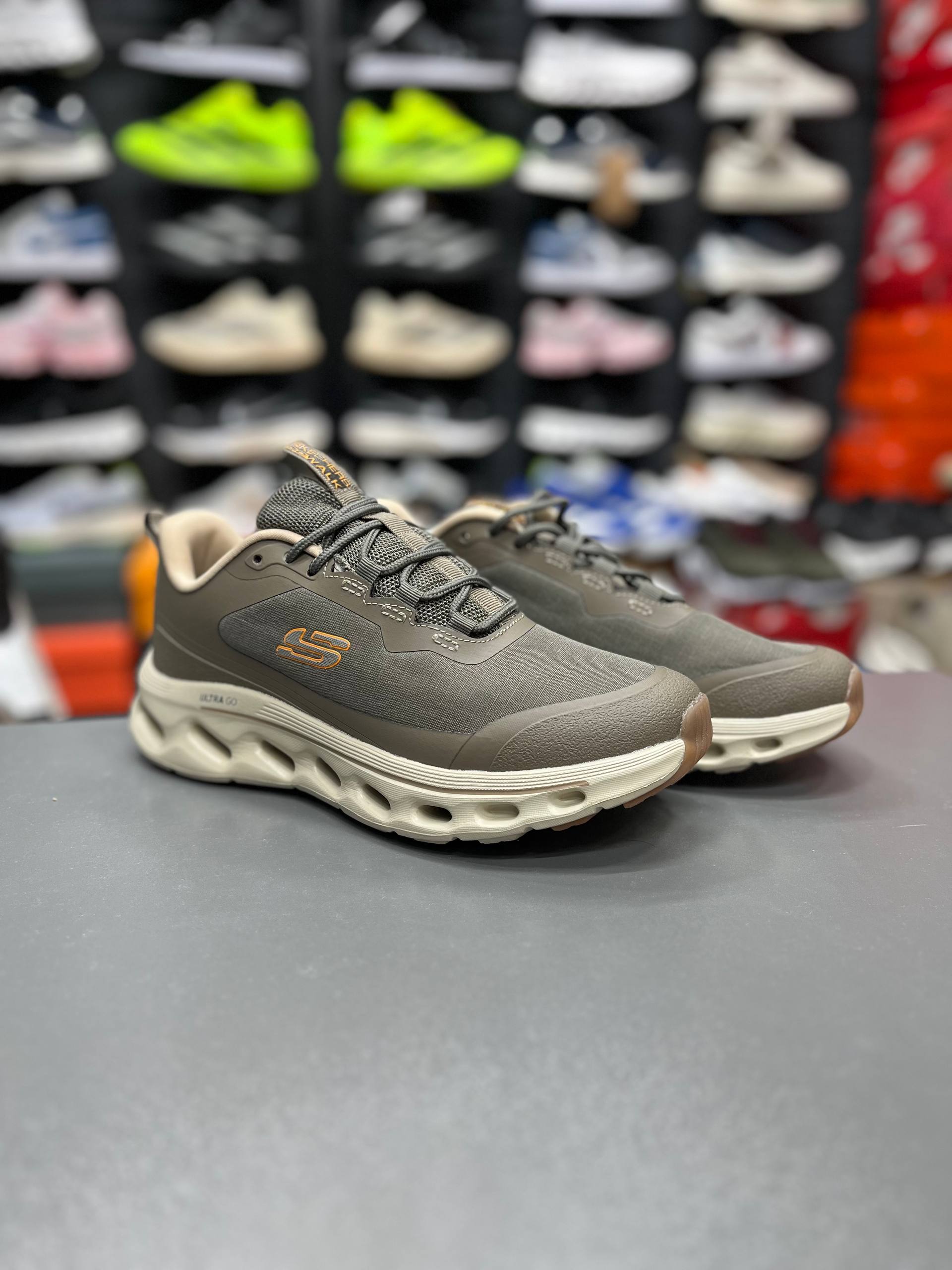 کتونی اسکیچرز اولترا گو مسترکوالیتی /سایز ۴۰ الی ۴5 /Skechers Ultra Go /ساخت ویتنام /ضمانت کالا /فروش تک و عمده